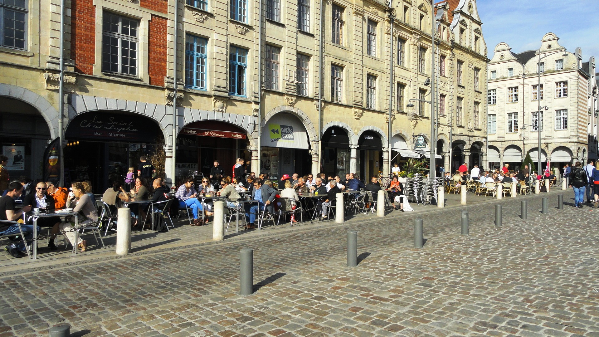Arras - Place des Héros - Les terrasses des cafés
