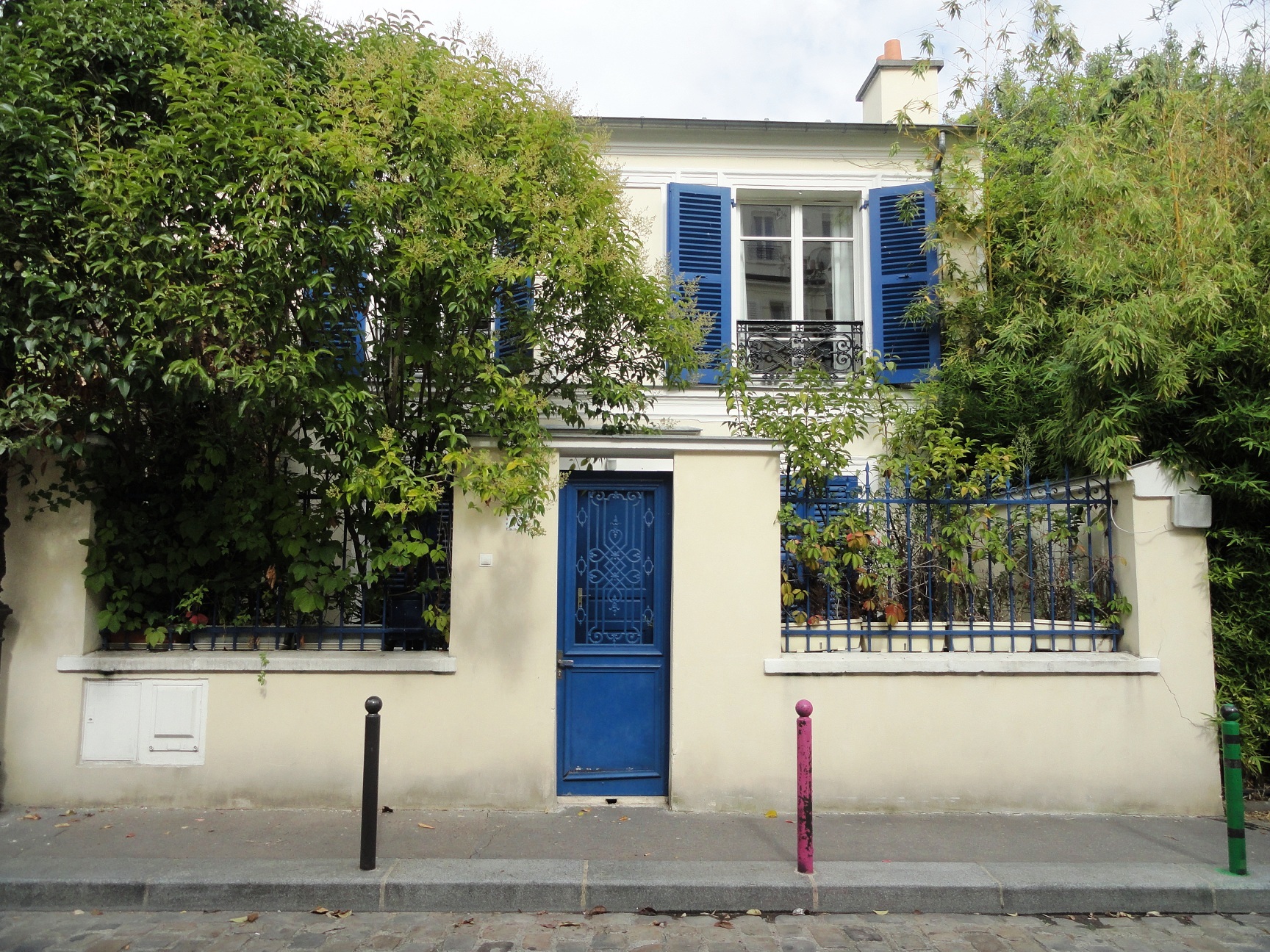 Cité Bauer, Paris 14e - Maison aux volets bleus