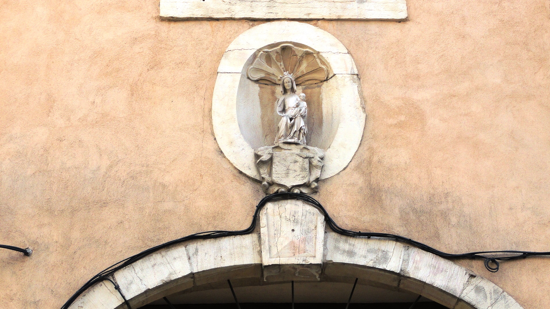 Dijon - Porche - Statue Vierge