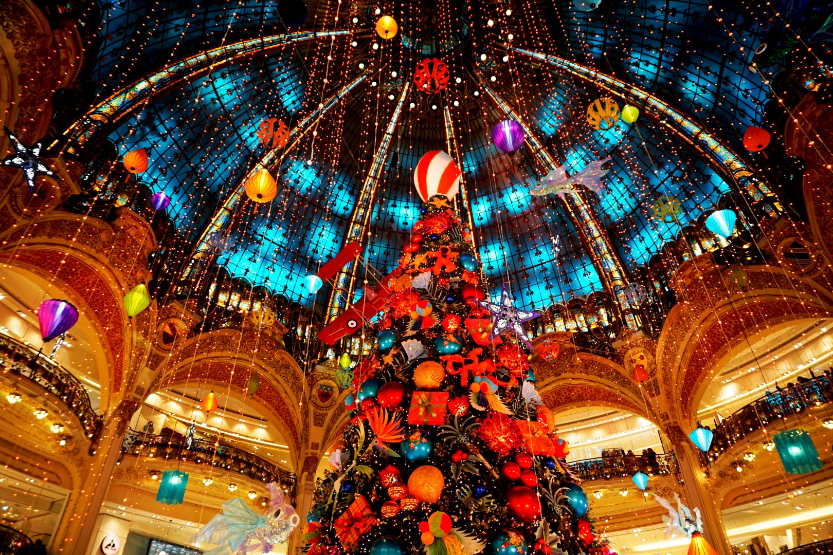 Balade de Noël à travers Paris - du Bon Marché aux Galeries Lafayette - Sapin de Noël des Galeries Lafayette