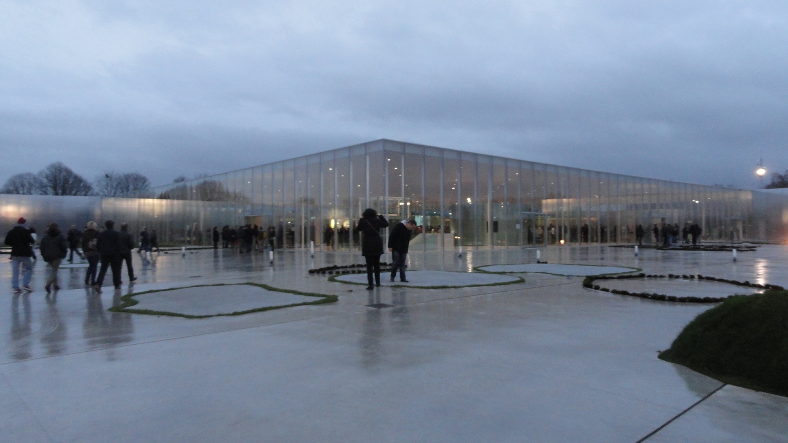 Le Louvre - Lens, extérieur de nuit