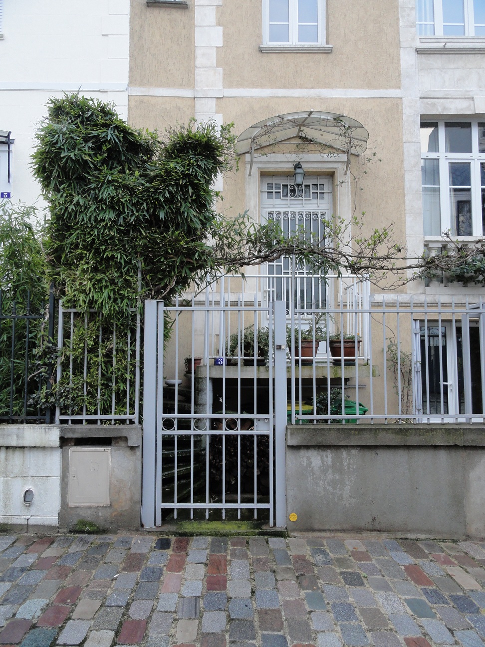 Rue Dieulafoy - Porte d'entrée