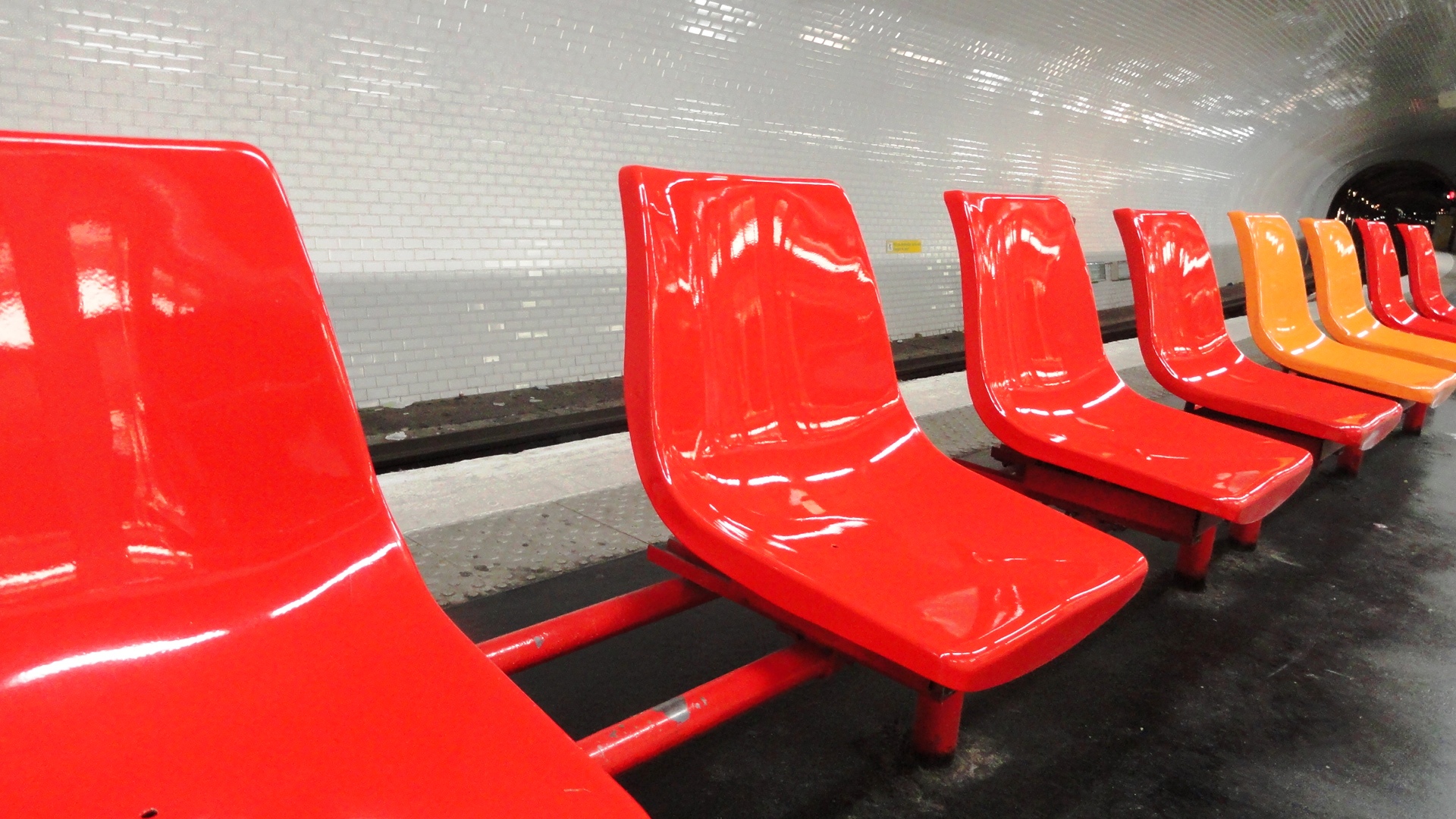 La ligne 3 bis - Station Gambetta, sièges rouges