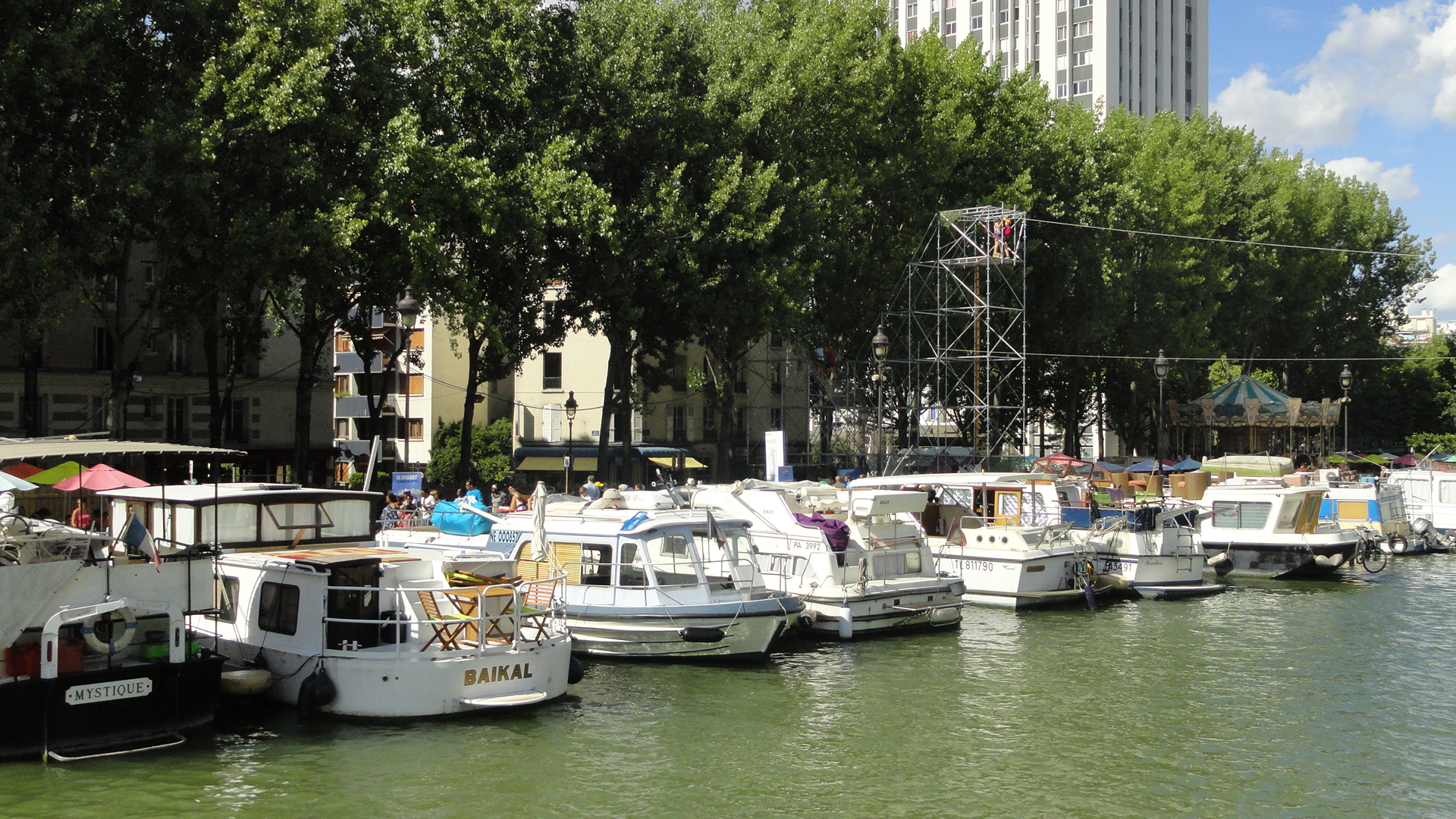 Bassin de la Villette, Bateaux