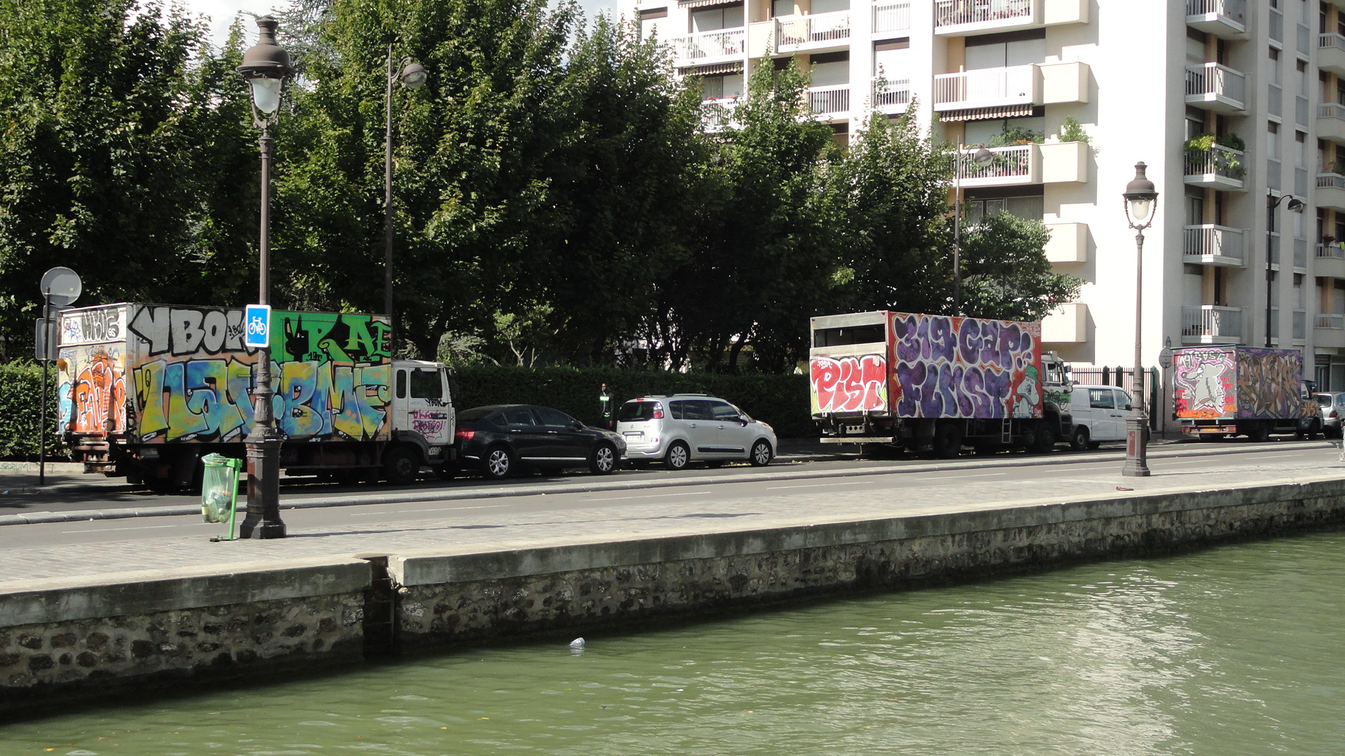 La long du canal de l'Ourcq, Paris - Camions