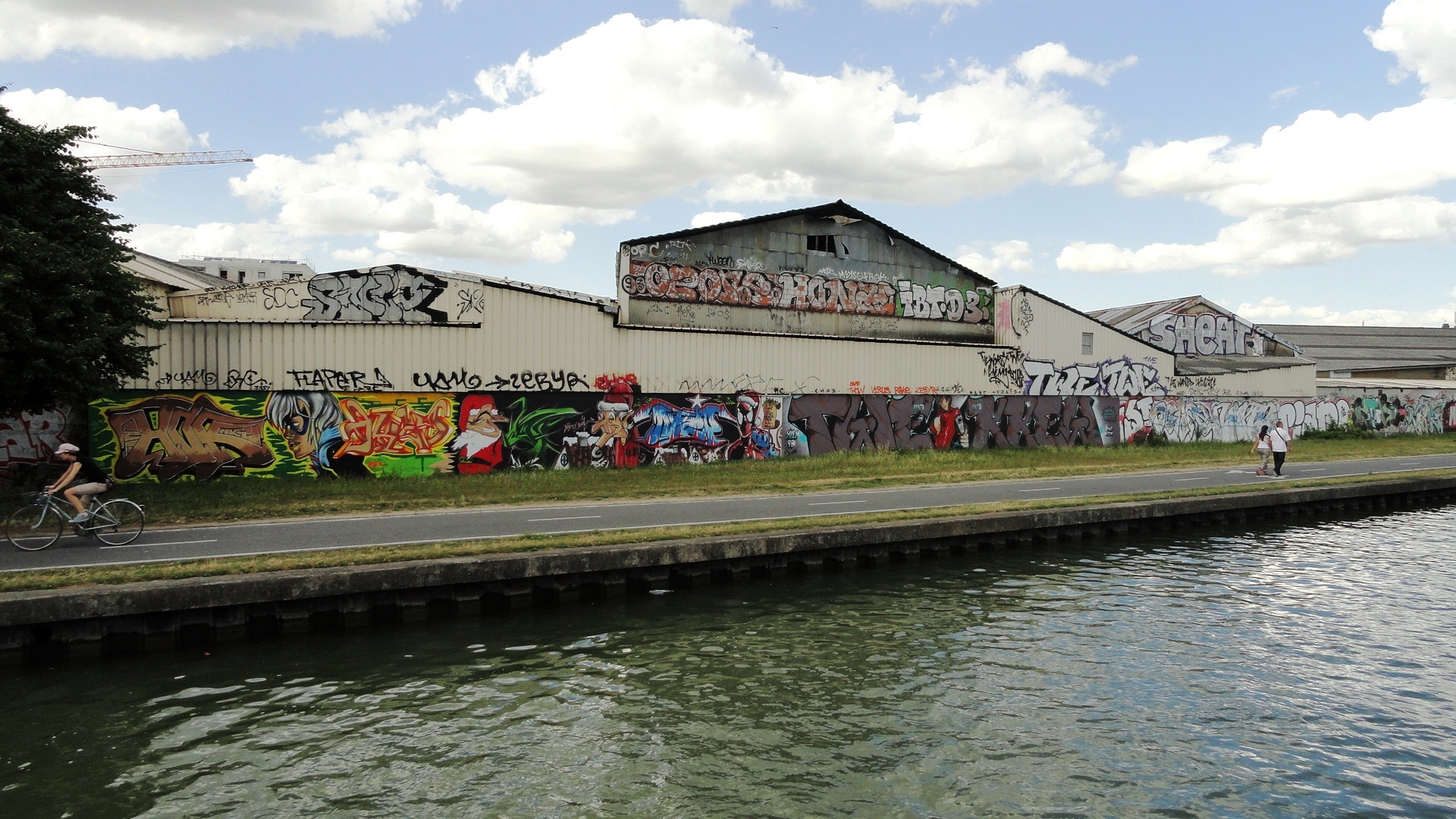 Canal de l'Ourcq, Bobigny - Arrières d'entrepôts graffés