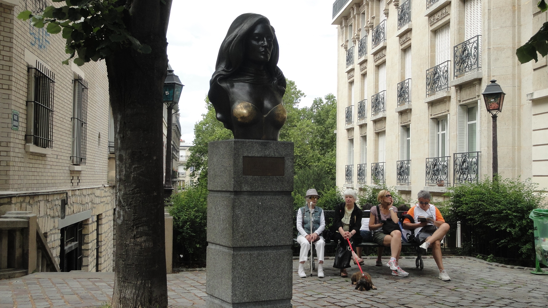 Montmartre - Place Dalida, son buste et ses fans