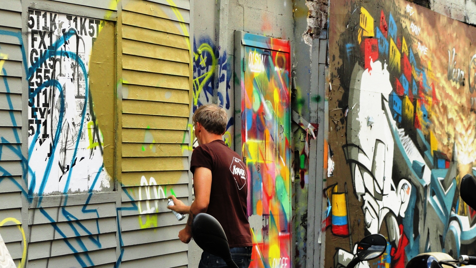 Promenade dans Montmarte - croisement rue des Trois Frères / rue La Vieuville - Graffeur en plein travail