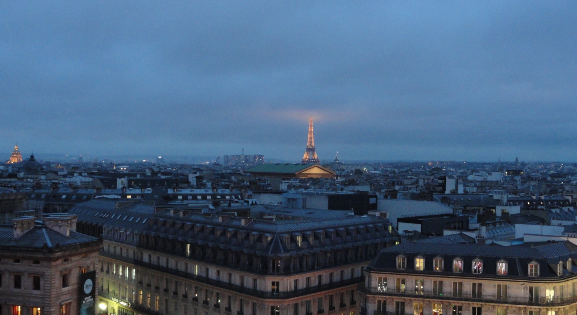 Vue de Paris depuis le tout des Galeries Lafayette - Toue Eiffel dans les nuages