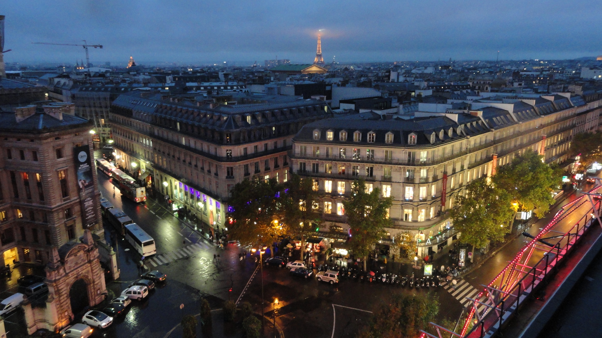 Vue de Paris depuis le tout des Galeries Lafayette - Immeubles et Tour Eiffel