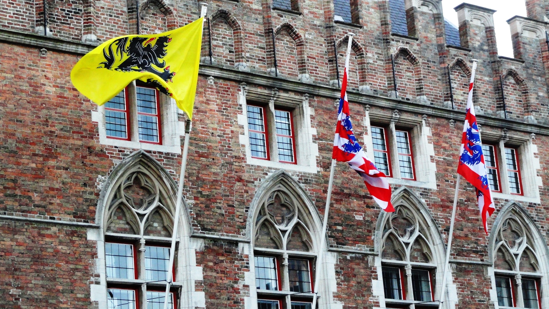 Bruges - Markt - Drapeaux