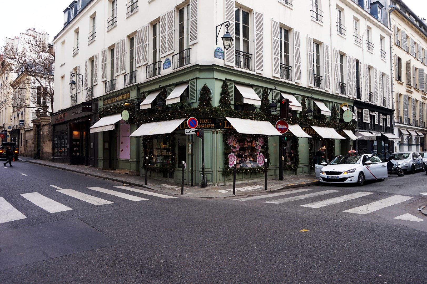 Carrefour rue Bonaparte, rue Jacob - Paris 6e - Ladurée