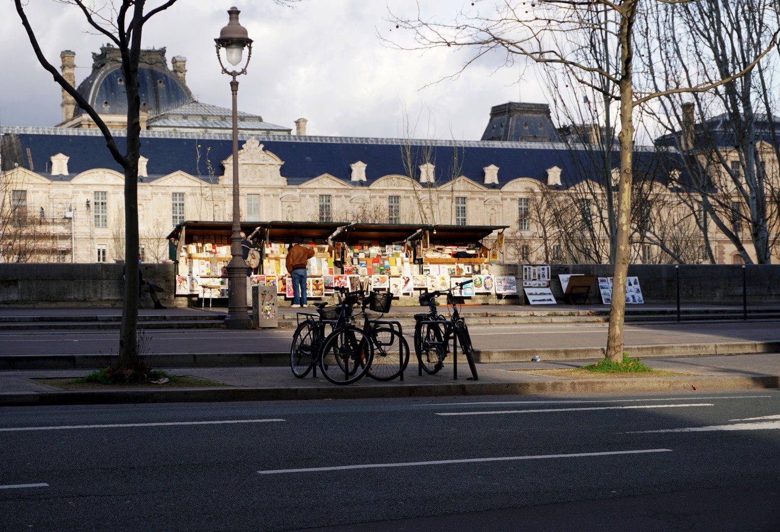 Balade dans le 7e arrondissement de Paris | de Saint Germain des Près au quartier du Gros Caillou - Quai Voltaire, bouquinistes