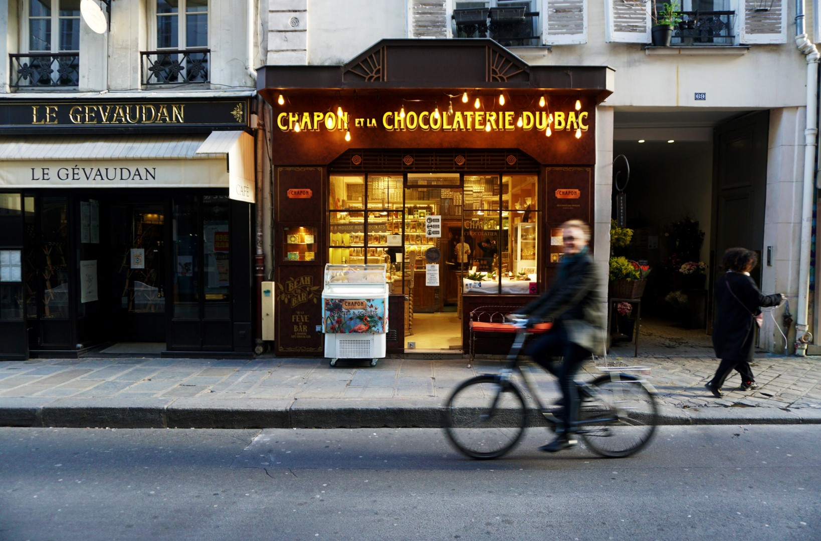 Balade dans le 7e arrondissement de Paris | de Saint Germain des Près au quartier du Gros Caillou - Rue du Bac